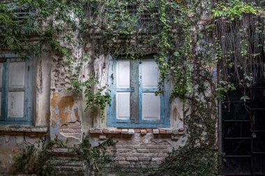 terk edilmiş binada pencere 