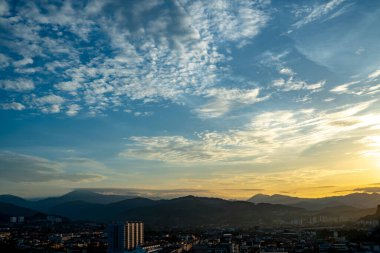 Panorama alacakaranlık sabahı gökyüzü ve güneş doğarken bulut
