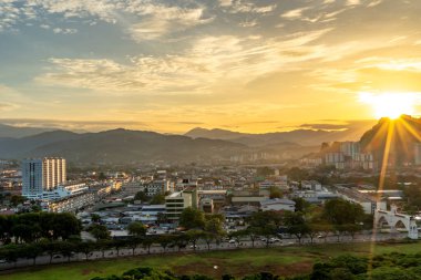 Sabahları gün doğumu, bulutlarla gün doğumu. Bir yarasa mağarasında, Selayang, Malezya.