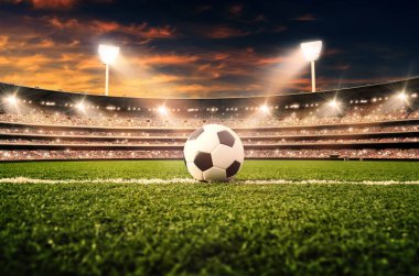 Maçtan bir gece önce taraftarları olan stadyum. Bütün stadyum spot ışıklarıyla dolu.