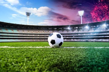 Stadyumdaki yeşil sahada günden geceye futbol topu / futbol