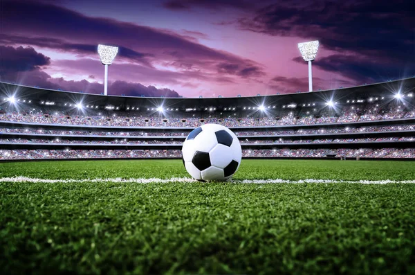 Futbol topu futbol sahasına gece Stadyumu