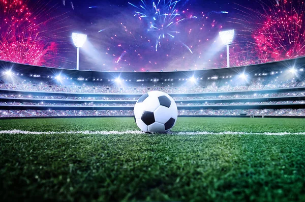 Gece vakti stadyumdaki parlak spot ışıklarında futbol topu / futbol sahası