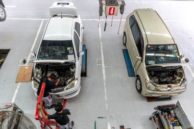 Kuala Lumpur, MALAYSIA - 12 Eylül 2018: Otomobil tamircisi. Kuala Lumpur, Selayang 'daki Toyota araba tamirhanesi..