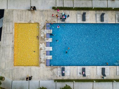 Dörtgen yüzme havuzunun yukarıdan aşağı hava görüntüsü İHA tarafından çekiliyor.