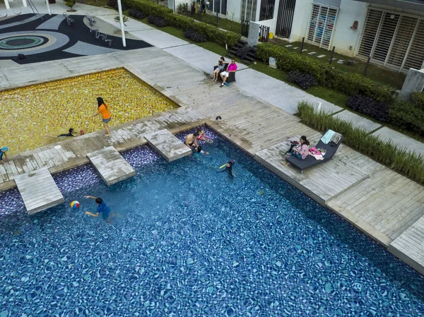 Kuala Lumpur Malaysia Feb 2018 Happy Family Play Swim Pool — Stock Photo, Image