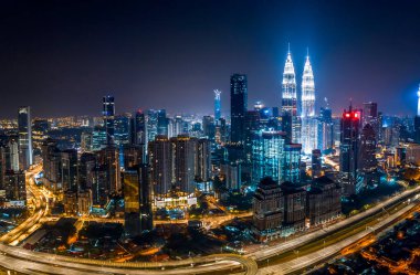 Kuala Lumpur şehrinin görkemli hava manzarası gece gökyüzünde