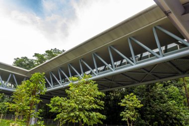 Sungai Buloh, 5 NOV 2017 Malezya: Kampung Selamat MRT istasyonuna giden yaya geçidi, Selangor, Malezya