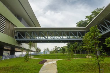 Sungai Buloh, 5 NOV 2017 Malezya: Kampung Selamat MRT istasyonuna giden yaya geçidi, Selangor, Malezya