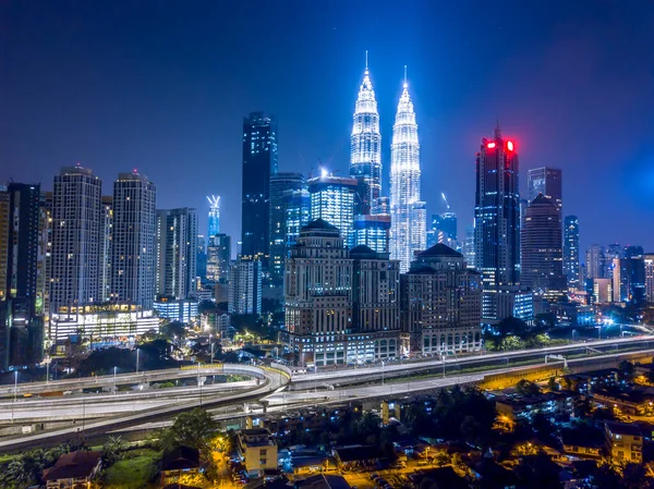 Kuala Lumpur şehrinin silueti, Malezya 'da gece manzarasının güzel manzarası