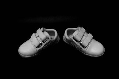 Bebeklerin çifti 2 yıllık ayakkabılar beyaz arkaplan, resim başlığıyla düzenleyebilirsiniz