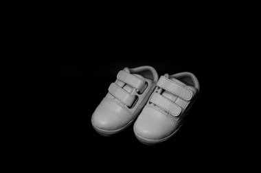 Bebeklerin çifti 2 yıllık ayakkabılar beyaz arkaplan, resim başlığıyla düzenleyebilirsiniz