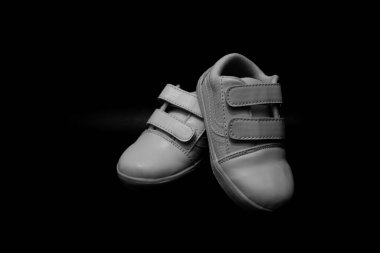 Bebeklerin çifti 2 yıllık ayakkabılar beyaz arkaplan, resim başlığıyla düzenleyebilirsiniz
