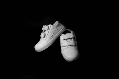 Bebeklerin çifti 2 yıllık ayakkabılar beyaz arkaplan, resim başlığıyla düzenleyebilirsiniz