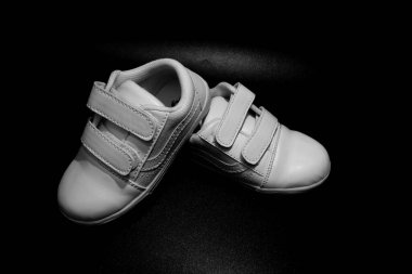 Bebeklerin çifti 2 yıllık ayakkabılar beyaz arkaplan, resim başlığıyla düzenleyebilirsiniz