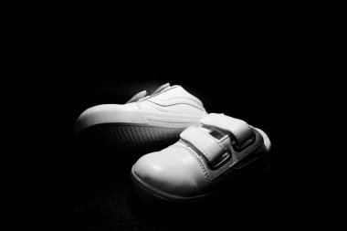 Bebeklerin çifti 2 yıllık ayakkabılar beyaz arkaplan, resim başlığıyla düzenleyebilirsiniz