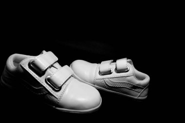 Bebeklerin çifti 2 yıllık ayakkabılar beyaz arkaplan, resim başlığıyla düzenleyebilirsiniz