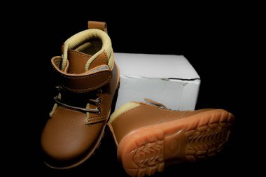 Çocuğun deri botları siyah arka planda izole, kapalı çocuk eğitimi için çok havalı görünüyor.