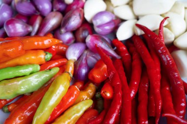 Biber sosu, arnavut biberi, arpacık soğanı, sarımsak, kırmızı biber.