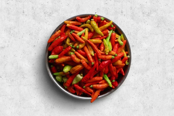 Biber sosu, arnavut biberi, arpacık soğanı, sarımsak, gümüş kasede kırmızı biber.