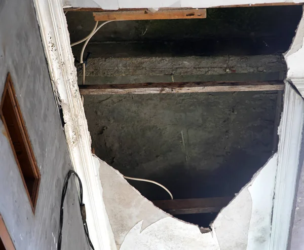 Damage Ceiling Showing Its Wood Frame Caused Water Leakage — Stock Photo, Image