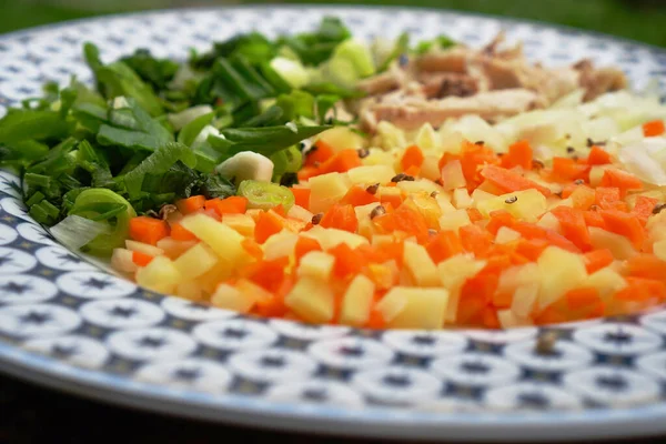 Riskli dolma, tavuk, kereviz, havuç, soğan yakın plan