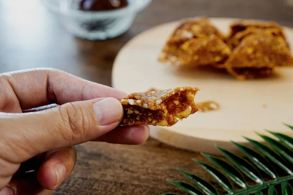 Teng Teng 'i, Endonezya gevreğini palmiye şekeri ve yer fıstığından yapılmış atıştırmalıkları ellerimle topladım.