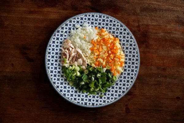 Riskli dolma, tavuk, kereviz, havuç, soğan üst görünümü