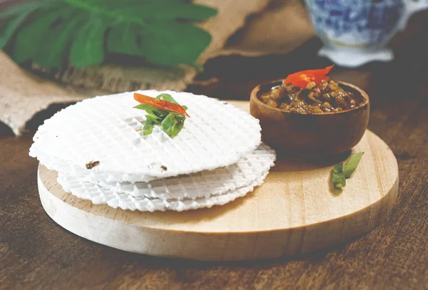 Simpring, geleneksel Endonezya sundan yemeği ahşap masada ahşap tabakta