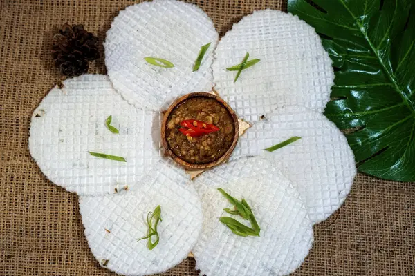 Simpring, geleneksel Endonezya yemeği çiçek şekli gibi düzenlenmiş.