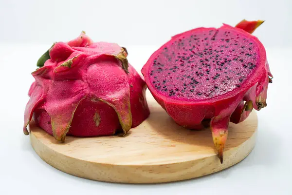 Tahta tabakta ejderha meyvesi