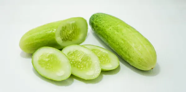 Dilimlenmiş taze yeşil salatalık