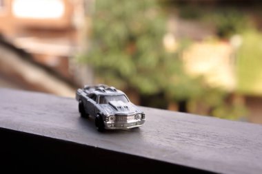 Beton platformda arka planı bulanık gri araba oyuncakları