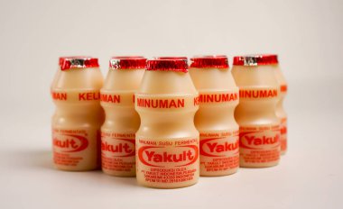 grup sağlıklı içecek yakult beyaz arka planda