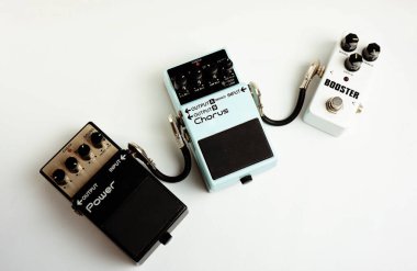 Sürücü üzerinde pedal etkisi gitar seti, modülasyon, jumper kablosu takılı destekleyici