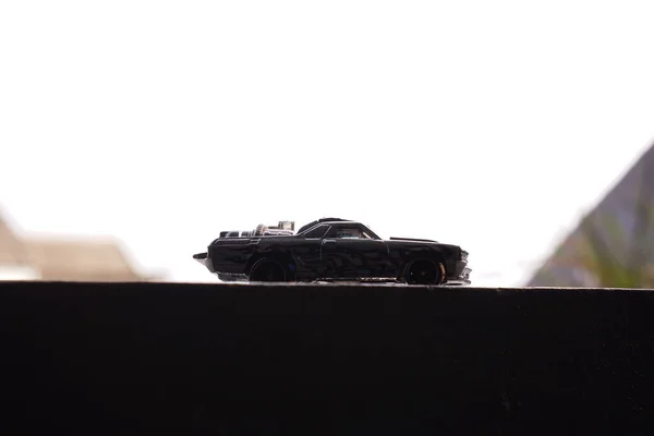 Auto Hračky Betonové Plošině Rozmazaným Pozadím — Stock fotografie