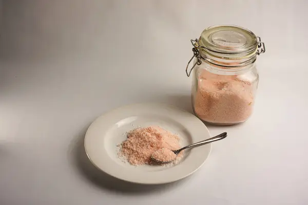 Himalaya pembe tuzu cam kavanoz ve tabakta