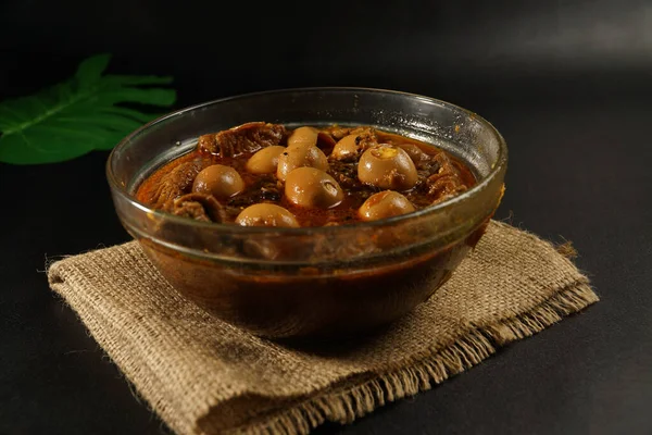 Bıldırcın yumurtası, tofu, soya soslu tempo cam kasede semur.