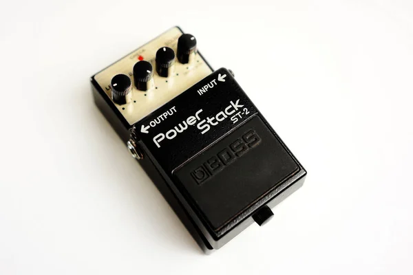 Beyaz arkaplanda pedal efekti gitar patronu güç yığını