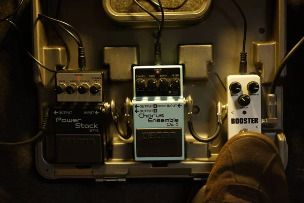 Pedal efekt gitar seti. Üzerinde ayakları olan bir kutu. Çalıştırmak için bas.