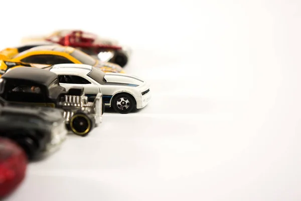Skupina Hot Wheels Auto Hračky Bílém Pozadí Levé Strany — Stock fotografie