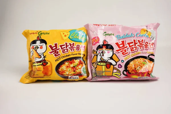 İki çeşit Kore baharatlı şehriyeli samyang.