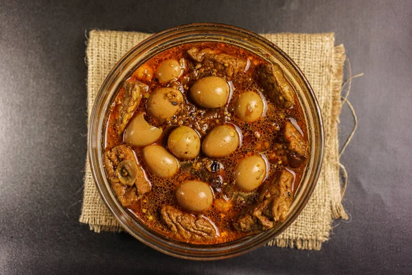 Bıldırcın yumurtası, tofu, soya soslu tempo cam kâse üst manzaralı semur.