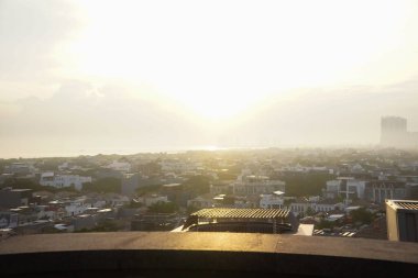 Gün batımında deniz kenarı manzarası