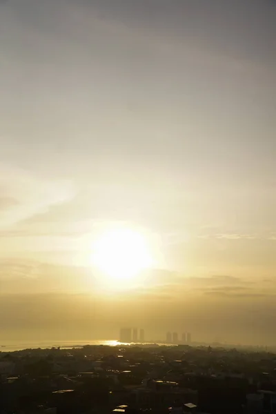 Gün batımında deniz kenarı manzarası