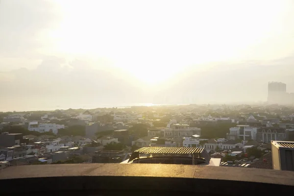 Gün batımında deniz kenarı manzarası