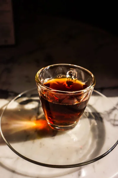 Granit masada bir fincan çay.