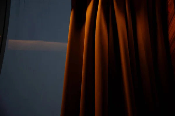 Perde açık, gökyüzünü gösteriyor