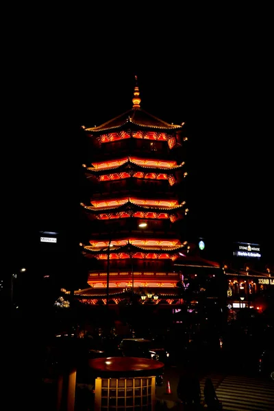 PIK Jakarta 'da geceleri ışıkları açık olan Çin Pagoda Kulesi