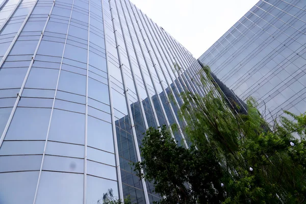 Bulutlu havada binaların fotoğrafları